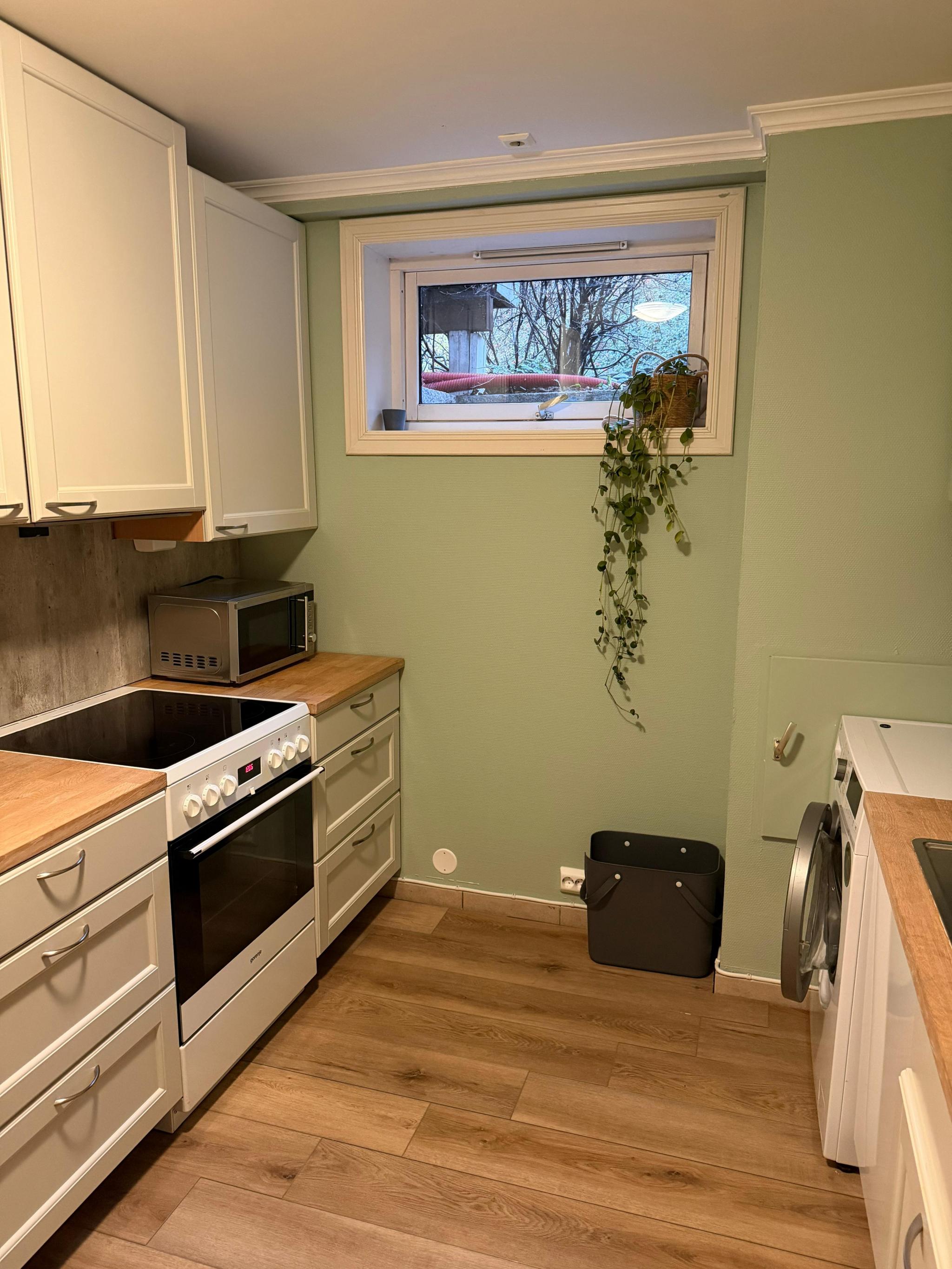 Kjøkken med oppvaskmaskin, komfyr og vaskemaskin